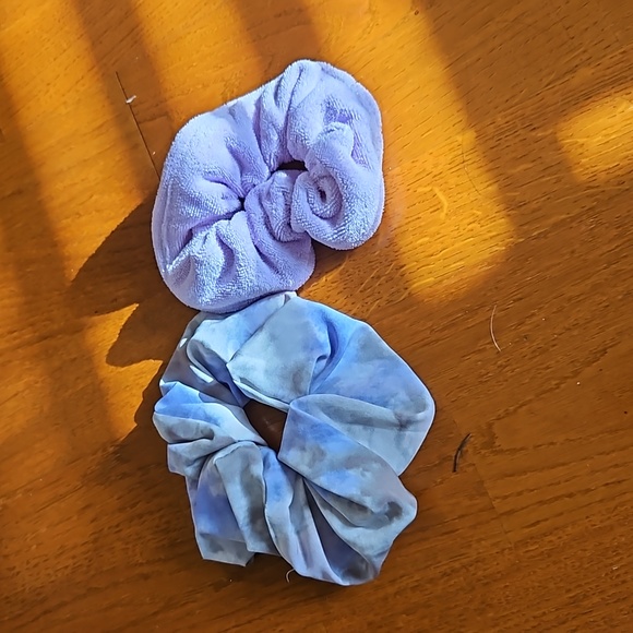 30 scrunchies, different designs, colours and textures. - Picture 5 of 5